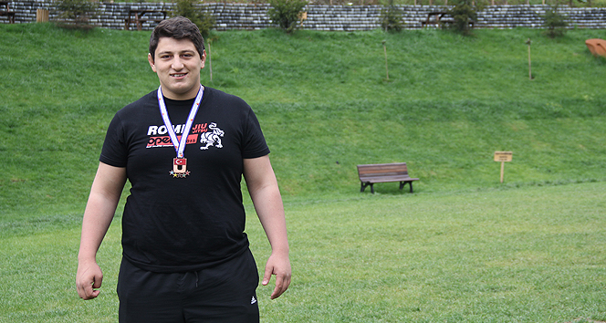 Genç güreşçi milli takıma girmeyi hedefliyor