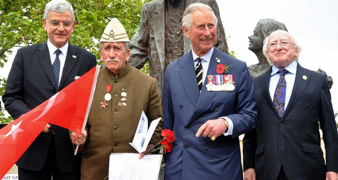 Prens Charles, gazi heykeline karanfil bıraktı