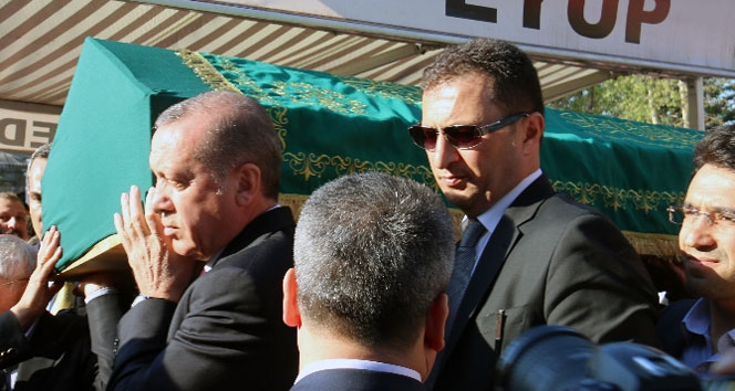Erdoğan, cenazeyi omzunda taşıdı