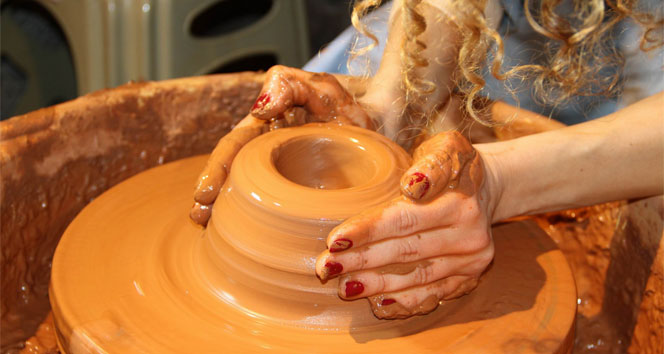 Çamurlar tornada şekilleniyor