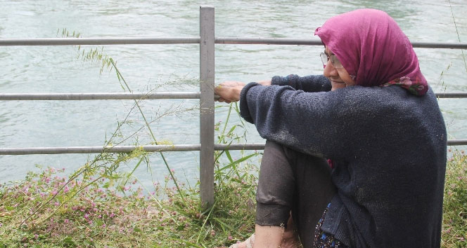 Ölmek isteyen yaşlı kadını lastikçi kurtardı