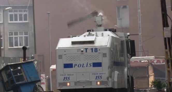 Göstericiler TOMA’ya tuğla ve kalas yağdırdı