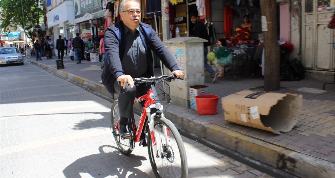Belediye başkanı bisikletle geziyor