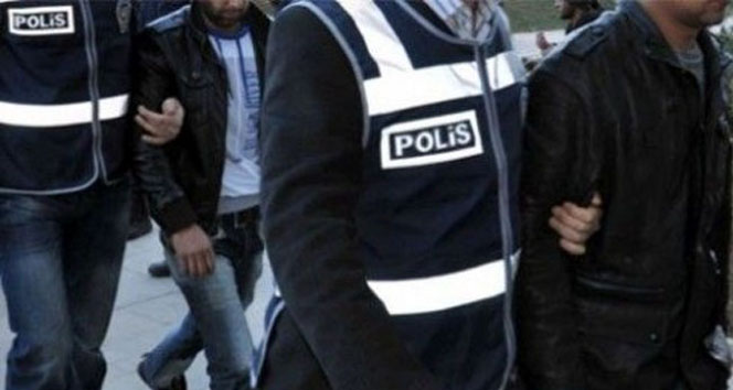İzmir&#039;de uyuşturucu satıcılarına baskın: 5 gözaltı