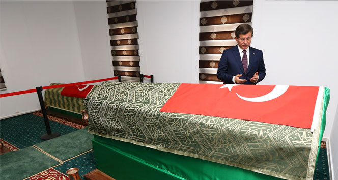 Ahmet Davutoğlu, Süleyman Şah türbesini ziyaret etti