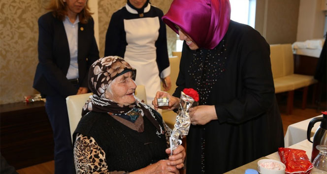 67 yaşında engelli oğluna bakan kadın yılın annesi seçildi