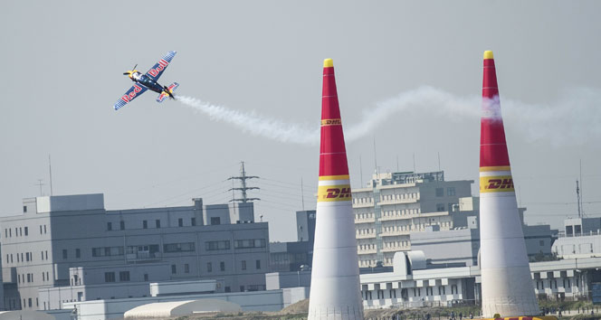 Red Bull Air Race'in tarihindeki ilk Japonya yarışını Britanyalı Bonhomme kazandı
